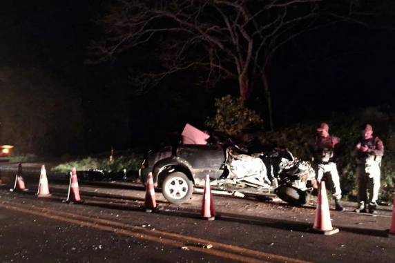 Segundo a Polícia Rodoviária Federal, colisão envolveu três veículos no km 324 da rodovia