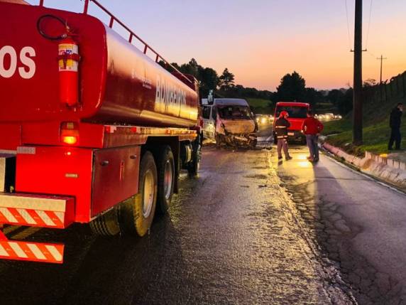 Segundo a Polícia Rodoviária Federal (PRF), o acidente foi registrado por volta de 4h25min, no Km 141,6 da BR-116