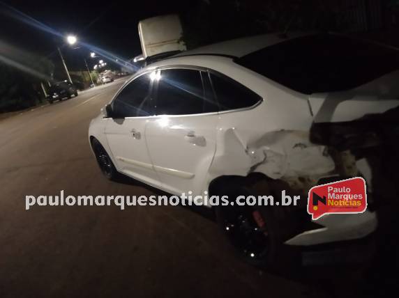 O carro estava estacionado em frente à residência do proprietário. O motorista do outro veículo não parou no local