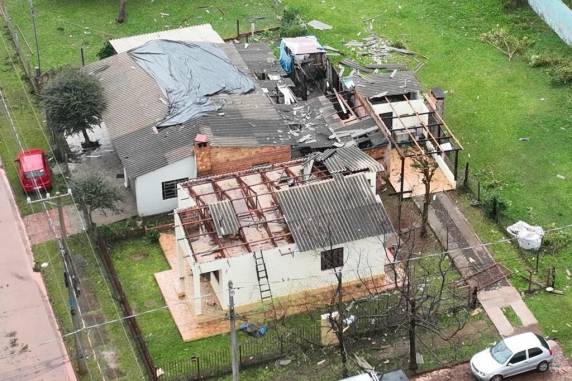 Vento intenso, chuva e granizo destelharam mais de 1.200 casas, prédios públicos, unidades de saúde e escolas. Evento aconteceu na noite deste sábado (15)