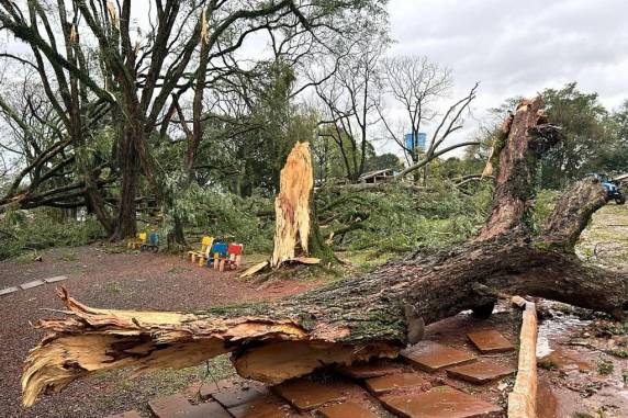 Cidade de 34,7 mil habitantes do noroeste gaúcho foi atingida por microexplosão climática na noite de sábado (15); ainda não há estimativa oficial de prejuízos