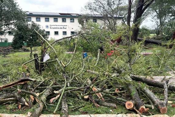 Cidade de 34,7 mil habitantes do noroeste gaúcho foi atingida por microexplosão climática na noite de sábado (15); ainda não há estimativa oficial de prejuízos