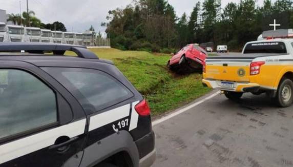 Conforme informações do Grupo Rodoviário de Farroupilha, o caminhão que se envolveu no acidente trafegava sentido Farroupilha ? Caxias do Sul quando teve a frente cortada pelo Fox que saía da rotatória e tentava atravessar a pista.