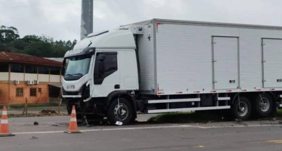 Conforme informações do Grupo Rodoviário de Farroupilha, o caminhão que se envolveu no acidente trafegava sentido Farroupilha ? Caxias do Sul quando teve a frente cortada pelo Fox que saía da rotatória e tentava atravessar a pista.