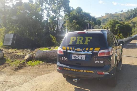 Condutor seguia de Vacaria para Lages quando o acidente aconteceu próximo da ponte sobre o Rio Pelotas