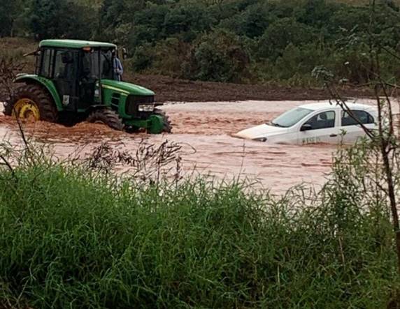Fato ocorreu por volta das 7h30min desta segunda-feira (24). Veículo teria tentado atravessar ponte na estrada que liga a cidade às localidades de Galpões e Esquina Evangélica