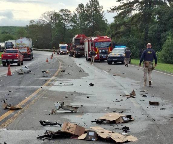 Ocorrência envolveu um carro e dois caminhões no quilômetro 400 da rodovia, por volta das 14h desta segunda-feira (24)