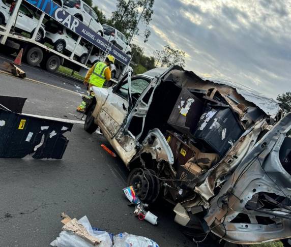 Ocorrência envolveu um carro e dois caminhões no quilômetro 400 da rodovia, por volta das 14h desta segunda-feira (24)