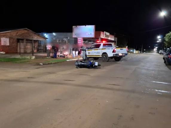 Em ambos, colisões laterais envolvendo um carro e uma motocicleta.