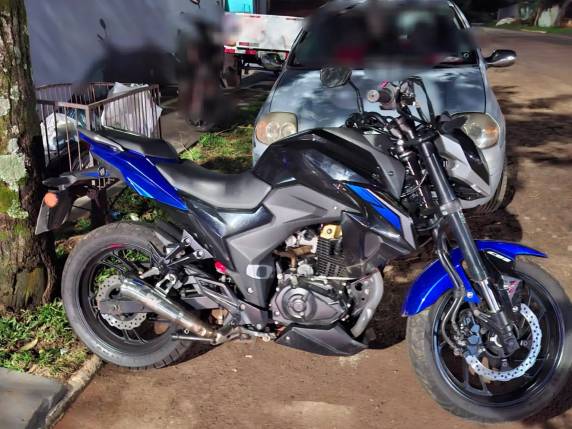 Em ambos, colisões laterais envolvendo um carro e uma motocicleta.