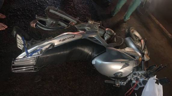 A colisão envolveu um carro e a moto da vítima por volta das 18h40, no Km 96 da da rodovia, próximo ao bairro Santo Antônio.