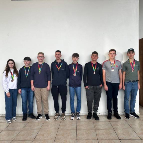 Estudantes de escolas estaduais e particulares do munícipio também receberam medalhas