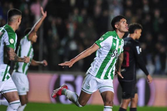 Em noite gelada, equipe alviverde bateu o time do técnico Tite por 2 a 1, de virada, nesta quarta-feira (26) e subiu na classificação. Com o resultado, o Verdão mantém a touca e os 27 anos sem ser derrotado pelo time carioca dentro de sua casa.