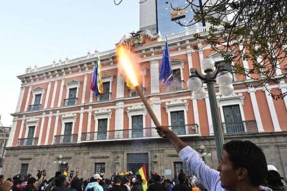 Tropas e tanques cercaram sede do governo nesta quarta-feira e chegaram a derrubar porta do palácio; general apontado como líder do movimento foi preso