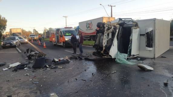 O motociclista ficou ferido e foi socorrido por uma ambulância. Ele sofreu uma pancada na cabeça, mas foi atendido consciente. Pista principal, no sentido a São Leopoldo, tem cerca de três quilômetros de congestionamento