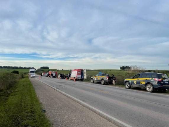 Colisão frontal entre dois carros matou todos os ocupantes de um Gol na BR-293, em Candiota