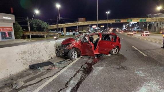 Duas pessoas ficaram feridas. Trânsito é desviado por uma via lateral no início da manhã
