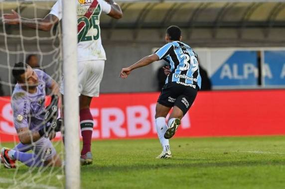 Em duelo de tricolores, time gaúcho voltou a vencer depois de sete partidas na competição. Gol do jogo foi marcado por Gustavo Nunes