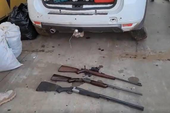 Segundo a Polícia Rodoviária Federal, dentro do carro, ele transportava ilegalmente três espingardas e munições, que foram apreendidas