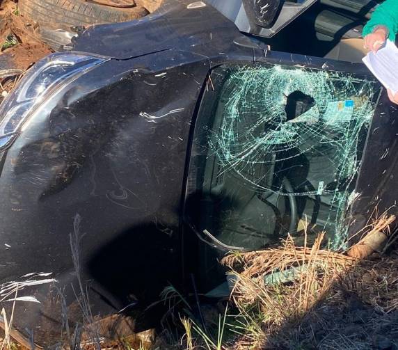 Depois que o motorista perdeu o controle da direção, o veículo saiu da pista e tombou em uma valeta na lateral da rodovia