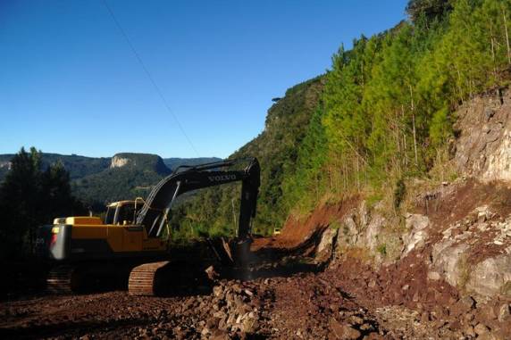 Luiz Daneluz, em Vila Oliva, que liga o município a Gramado, é uma das mais danificadas. Nesta segunda-feira (1º) há dois pontos de interdição por queda de barreira