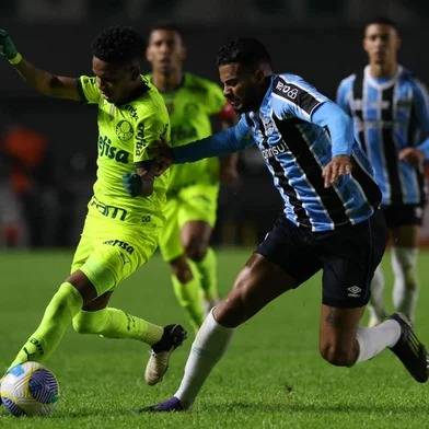 Em seu segundo jogo no retono ao RS, Tricolor saiu na frente com Pavon e Cristaldo; time paulista igualou num intervalo de três minutos, com Flaco López e Estevão