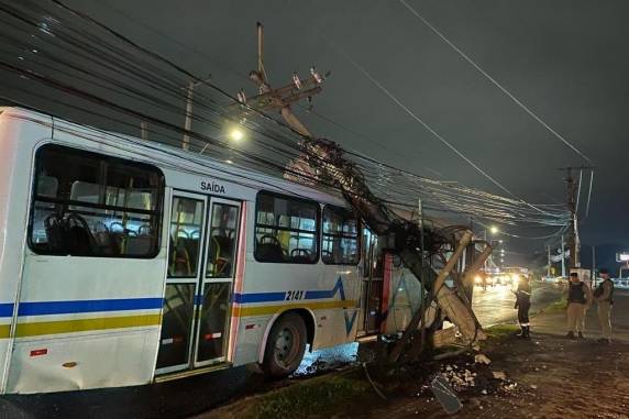Acidente ocasionou desligamento da eletricidade na região do bairro Hípica. A 200 metros do local, incêndio em loja mobilizou unidades do Corpo de Bombeiros e relação entre os fatos é apurada