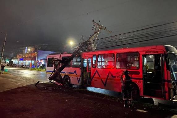 Acidente ocasionou desligamento da eletricidade na região do bairro Hípica. A 200 metros do local, incêndio em loja mobilizou unidades do Corpo de Bombeiros e relação entre os fatos é apurada
