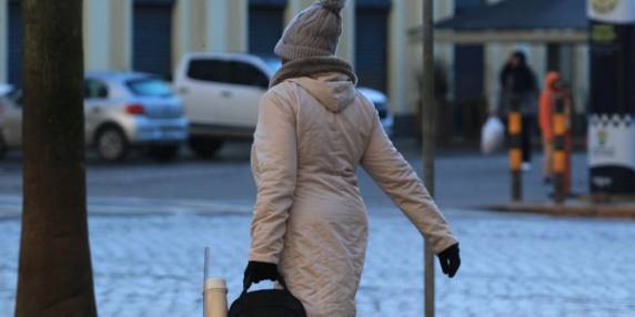 Defesa Civil do Estado e Instituto Nacional de Meteorologia emitiram alertas sobre declínio da temperatura. Massa de ar polar oriunda da Argentina avança sobre o território gaúcho