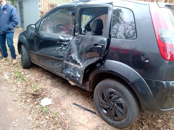 Na tentativa de ultrapassar um trator, condutor de uma F 1000se envolveu na primeira colisão entre os veículos