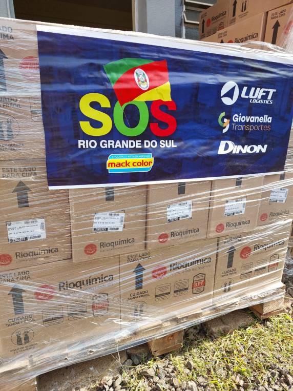 A doação proveniente da campanha SOS Rio Grande do Sul, possibilitou a entrega de 1.581 caixas de soro fisiológico e mais de 100 caixas de roupas, calçados e cobertores.