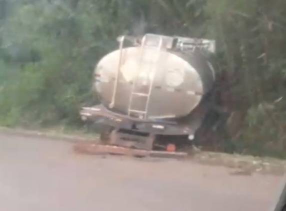 Ninguém ficou ferido e a carga transportada também não foi avariada, embora tenha havido danos mecânicos ao caminhão.