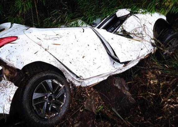 HB20 ficou destruído no acidente e motorista foi socorrido com ferimentos.