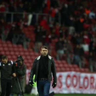 Treinador argentino foi demitido após derrota para o Juventude na Copa do Brasil