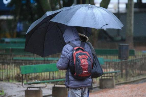 A queda de temperatura segue no RS e a chuva retorna ao longo do dia para os gaúchos. Na Serra, os termômetros chegam a 0°C