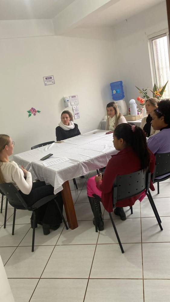 Recentemente, a primeira sessão ocorreu com as usuárias e colaboradoras, onde Daniela compartilhou uma breve introdução sobre os chakras, explicando seu significado e influência na energia pessoal.