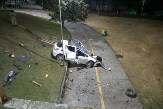 Acidente foi registrado por volta de 1h10min desta quinta-feira (11). Carro saiu da pista e capotou, deixando dois homens feridos