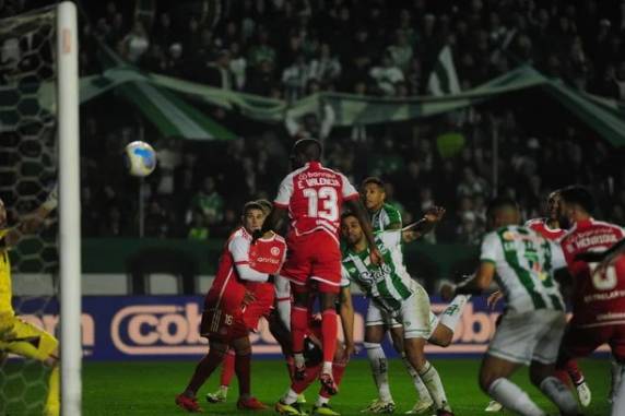 Jogo começou com atraso por conta da neblina no Alfredo Jaconi. Gols da partida foram marcados por Rodrigo Sam e Valencia. Gabriel ainda pegou pênalti de Alan Patrick, e Alan Ruschel e Vitão levaram cartão vermelho