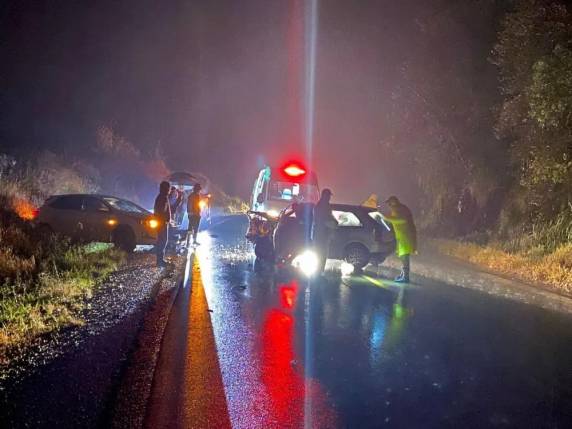 A colisão frontal envolveu um Onix e um Gol.