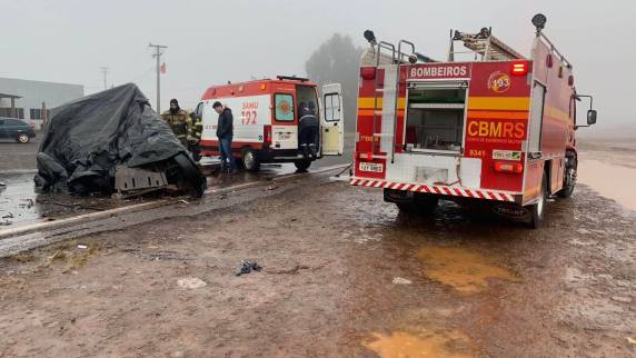 Colisão frontal envolveu carro e carreta no início da manhã deste domingo