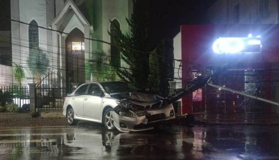 O caso foi registrado na Delegacia de Polícia local, que investigará o acidente. 