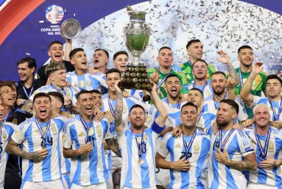 Lautaro Martínez anotou o 1 a 0 que deu o título aos argentinos. Messi derramou lágrimas no banco de reservas. Antes da festa argentina, um cenário caótico que atrasou o jogo em quase uma hora e meia