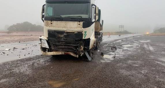 Os 4 ocupantes, faleceram no local. O condutor da carreta não se feriu.
