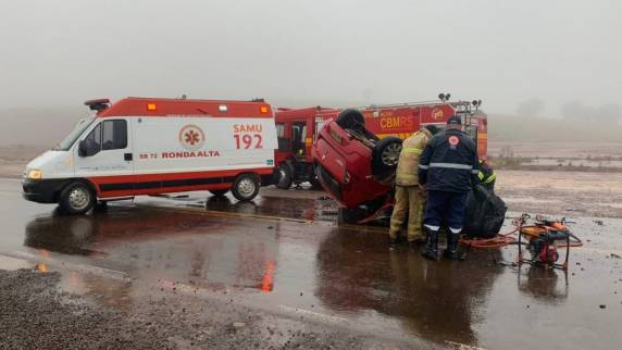 Os 4 ocupantes, faleceram no local. O condutor da carreta não se feriu.