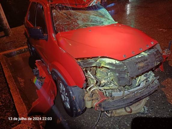 O acidente envolveu uma EcoSport de General Carneiro/PR e um caminhão de Bento Gonçalves/RS