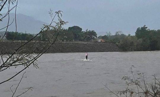 Ele estava em cima do carro e relatava sentir muito frio enquanto o nível da água continuava subindo