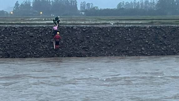 Ele estava em cima do carro e relatava sentir muito frio enquanto o nível da água continuava subindo