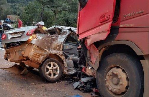 Colisão ocorreu no final da tarde desta segunda-feira (15)