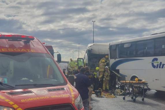 Um veículo bateu atrás do outro no final da manhã desta terça-feira a cerca de 300 metros do Vão Móvel, no sentido Interior-Capital; Corpo Bombeiros está utilizando helicóptero no atendimento à ocorrência