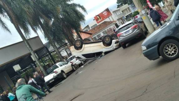 Informações indicam que um dos veículos teria invadido a pista contrária, ocasionando a colisão.